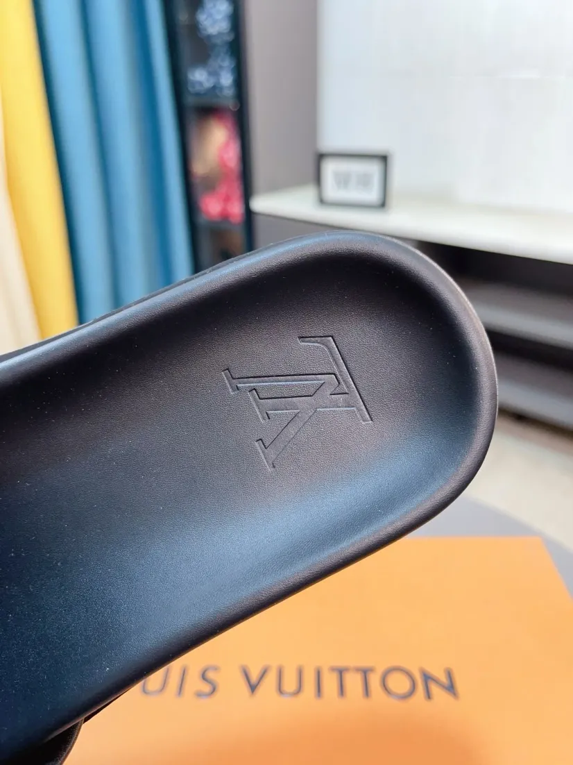 Ex-factory price 320🌹🌹 (lv-Louis Vuitton) new men's sandals, high-end boutique, exquisite embossed logo decoration on the upper, fine workmanship, super soft soles, casual, loose and comfortable, a must-have in summer! \nsize：38-44